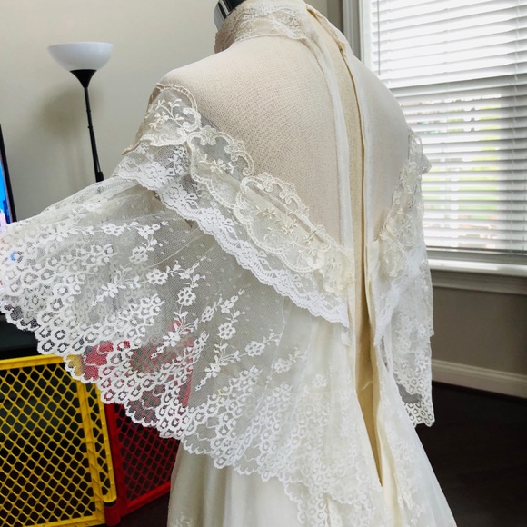 SOLD 🎈Lace Wedding Dress - Picture 13 of 16